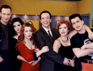 «Κωνσταντίνου και Ελένης»: Οι 8 ηθοποιοί της αγαπημένης σειράς που έχουν φύγει από τη ζωή (φωτό)